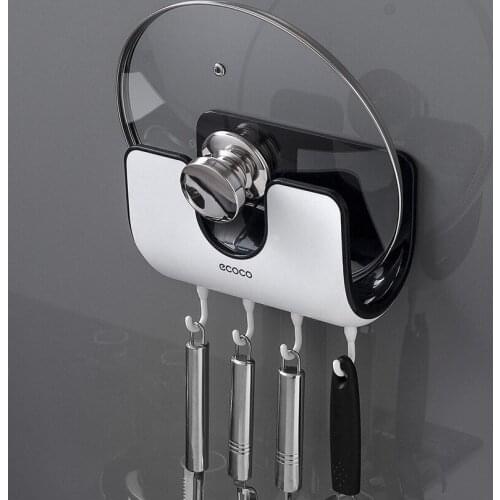 On the kitchen wall, there are shelves, household utensils, household utensils and kitchenware