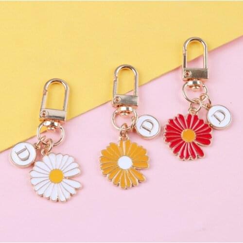 Cute Little Daisy Flower Keychain Fashion Korean Keychains Women Girl Alphabet Letter Bag Keyring Pendant Headphone Case Jewelry