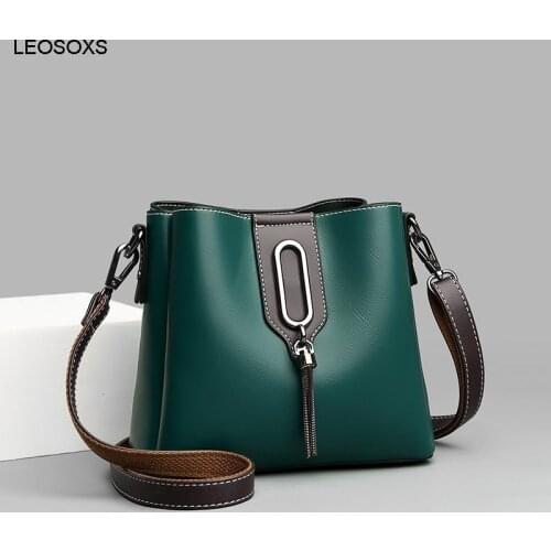 2021 New Oil Chain Fashion Bucket Bag Tassel Shoulder Elegant Atmospheric Womens Bag Large Capacity Casual Messenger Bag