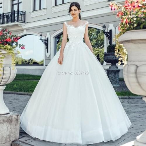 Ball Gown Wedding Dresses Scoop 3D Flowers Scoop Lace Appliques Vestido De Noiva Bridal Gown Court Train Plus Button Illusion