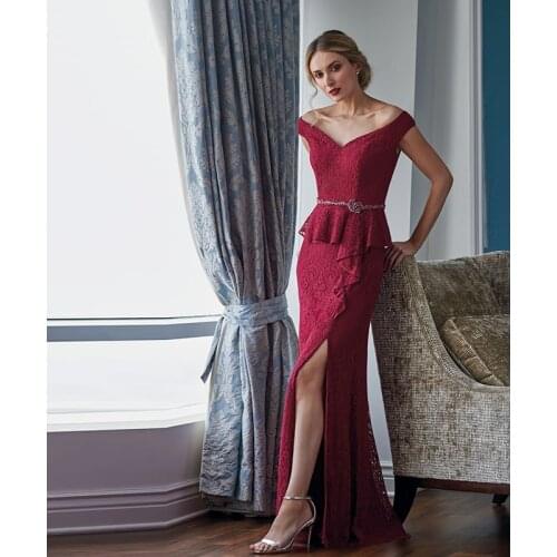 2021 New Graceful Red Lace Mother of the Bride Dresses V Neckline Cap Sleeves Beaded Side Slit Wedding Guest Gowns Mother Gowns