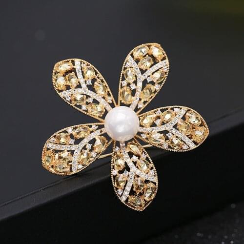 2020 New Design Flower Brooch With man-made Pearl and Sparkling Cubic Zirconia Women Coat Cardigan Pins Accessories