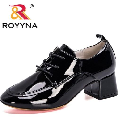 ROYYNA 2020 New Style Shallow Brogue Shoes Chunky Heel Pumps Ladies Lace Up Fashion Footwear Women Patent Leather Office Shoes