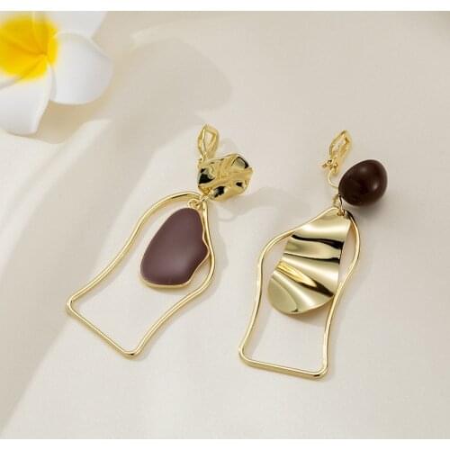 Trend Asymmetric Geometric Gold Metal Twisted Stamping Clip on Earrings for Women Statement Non Pierced Ear Clips Jewelry 2021