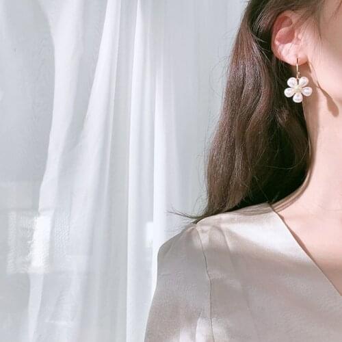 Korean Version Of Earrings 2021 Fashion Girl Earrings New Pearl Flower Cute Temperament Net Red Wind Simple Earrings Sale Brinco