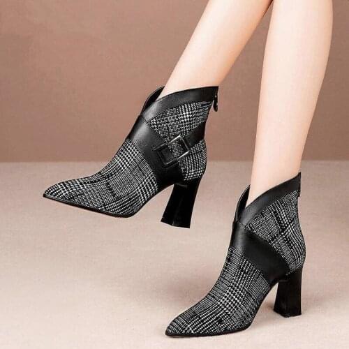 Womens 2019 autumn and winter new fashion thick heel short tube black pointed toe plus velvet mid-heel leather boots