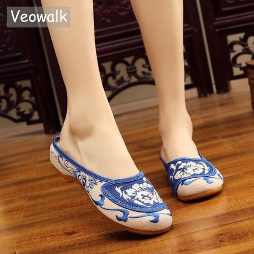 Veowalk Handmade Summer Women Comfort Canvas Slippers Floral Embroidery Chinese Old Beijing Slide Shoes for Ladies Outside