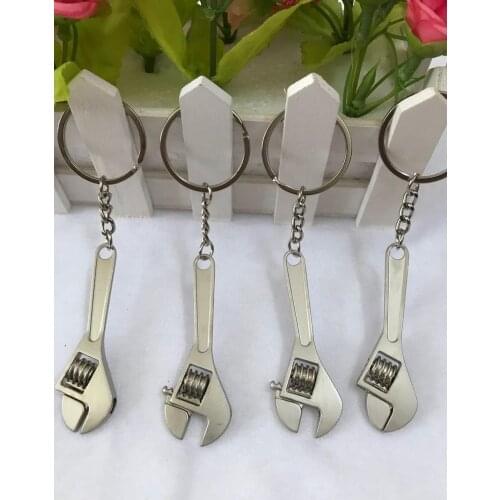50pcs Novelty Mini adjustable wrench Keychains Metal Spade Keyrings Key Chains Keyfob 3D wrench Metal Tool Souvenir keychains