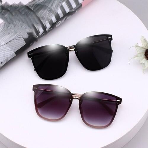 The new style sunglasses are popular on the Internet