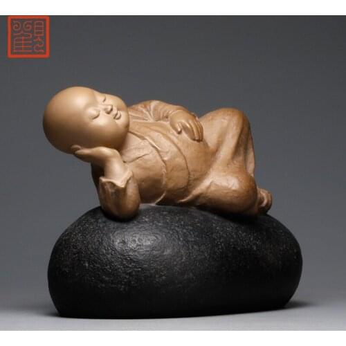 Novice monk view restoring museum Lin Zhaofa stone carving furnishing articles, iron pills stone collection process