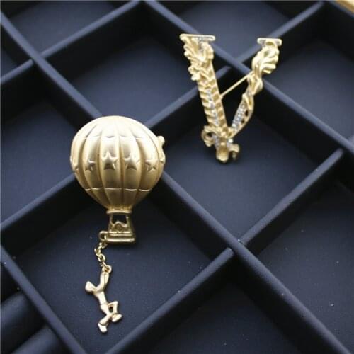 Restoring ancient ways, v-shaped Korea matte gold brooch balloon mist gold corsage, Qingdao factory direct sale