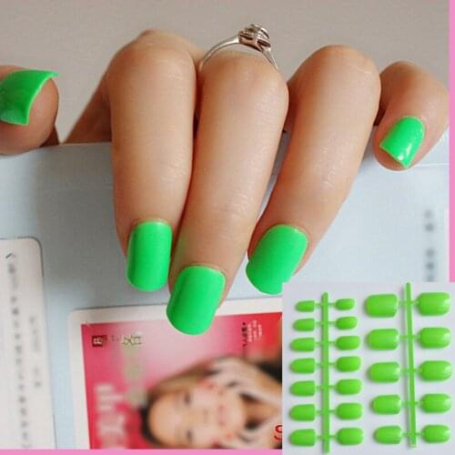 24 Pieces of Candy Manicure Finished Lovely Color False Nails Middle Paragraph Glitter Spring Green 077