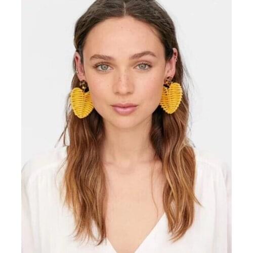 Unique 2021 Fashion Weaving Wooden Gane Grass Love Heart Bamboo Drop Dangle Statement Girl Black Yellow Earrings Wedding Jewelry