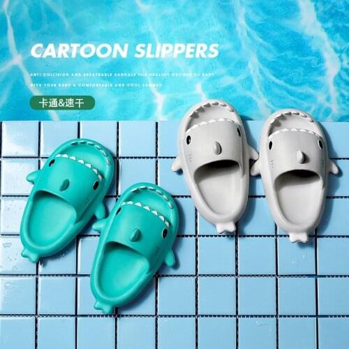 2021 new three-dimensional shark EVA sandals childrens summer home slippers 1-4 years old childrens non-slip soft-soled shoes