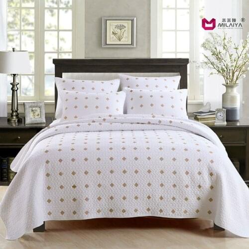 Three-piece white quilted cotton bedding is washed by air conditioning to be decorated by the Spring and Autumn