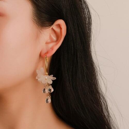 New Design Crystal Earrings Fashion Sweet Temperament White Flower Crystal Pendant Metal Earrings Ladies Jewelry Gift for women