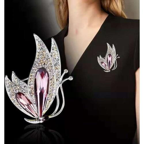 Korean version of elegant temperament crystal all-match brooch to give gifts to fashion alloy jewelry ladies wear corsage