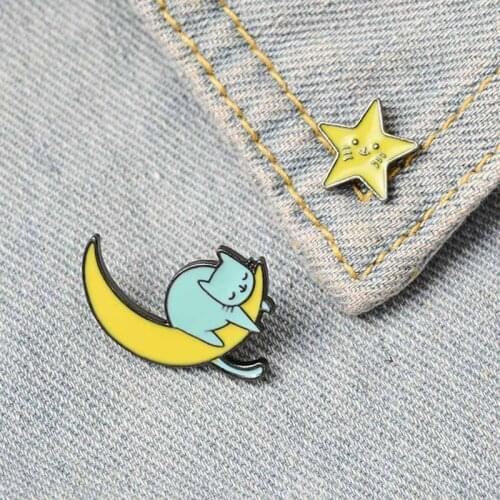 New Sleeping Cartoon Anime Kitten Moon Alloy Brooch Small Star Paint Brooch Badge Pin Gift For Friends Kids