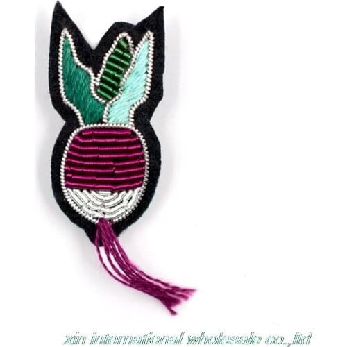 The new hand embroidery pin badge hat clothes bag badges metal wire Garden radish badge backpack pins