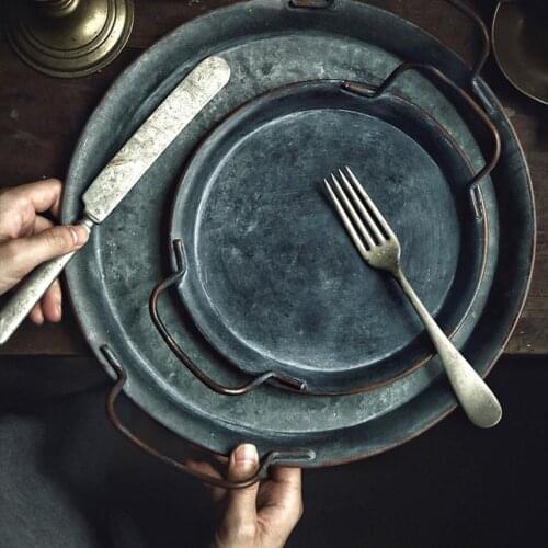 European Retro Metal Plate With Handle Handcrafted Round Wrought Vintage Storage Bread Tray Home Decoration Garden Restaurant