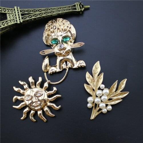 Retro new matte gold alloy tree branches inlaid with imitation pearl sun smiley lion brooch