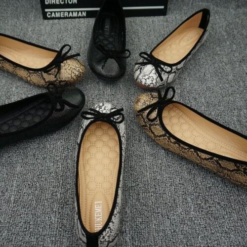 New 2021 Spring and Autumn Snake Pattern Shallow Mouth Round Toe Flat Shoes Casual Ballet Shoes Large Size Womens Shoes