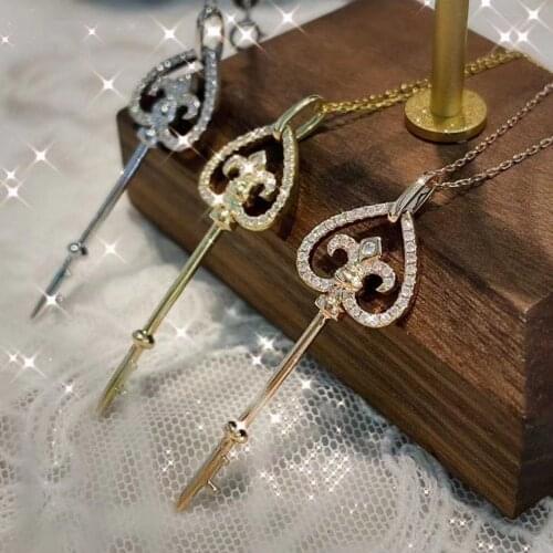 2021 New Necklace Micro-inlaid Zircon Necklace Key Shape Pendant Clavicle Chain Fashion All-match Womens Sweater Chain