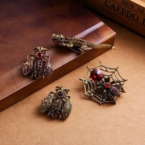 1pcs Vintage Crystal Red Rhinestone Spider Lizard Bee Animal Brooches Pendant Retro Gold Weddings Banquet Brooch Pin Party Gift