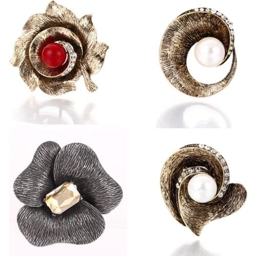 Vintage Gold Color Rhinestone Flower Heart Brooch for Women Brooch Pin Dress Coat Accessory Lady Gifts Fashion Jewelry