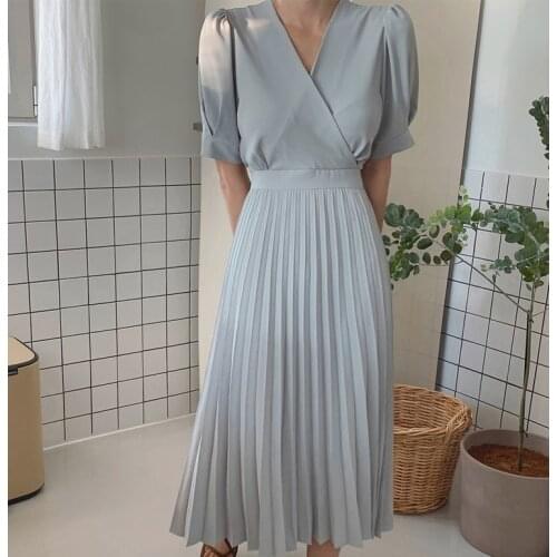 2021 summer new gentle dress small waist slimming elegant slightly mature style French first love pleated skirt short sleeve V-n