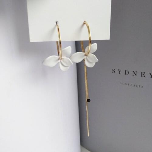 S925 needle New Asymmetrical Earrings Metal Circle Golden Plating With White Flower Single Chain Dangle Drop Earrings Gifts
