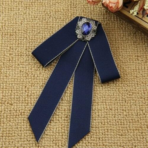 Korean Ribbon Pearl Bow Tie Brooches for Women Crystal Rhinestone Necktie Pins Mens Suit Shirt Collor Clothing Accessories