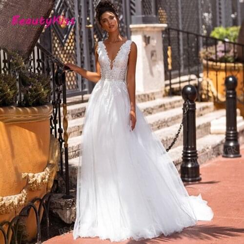 Boho Beach Wedding Dresses Lace Appliqued V-neck Backless Bridal Dress Tull Princess Wedding Gowns Plus Size