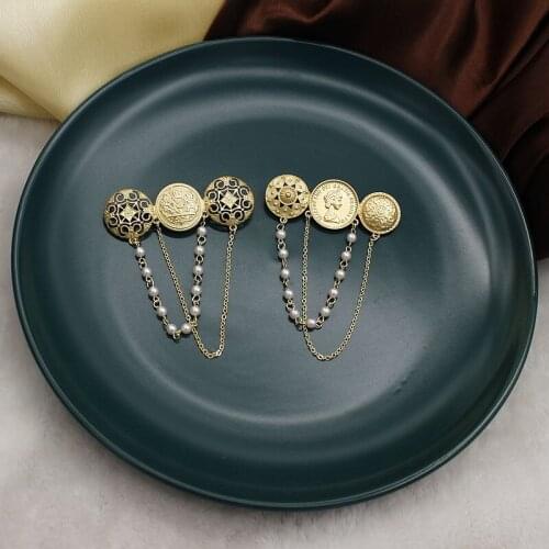 2021 New Retro Gold Round Brand Relief Portrait Tassel Pearl Brooch Versatile Coat Pin Female