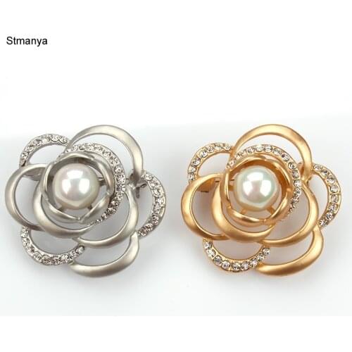 Korean version of the temperament hollow roses alloy brooch pearl flower pin hot women 's corsage accessories H1048