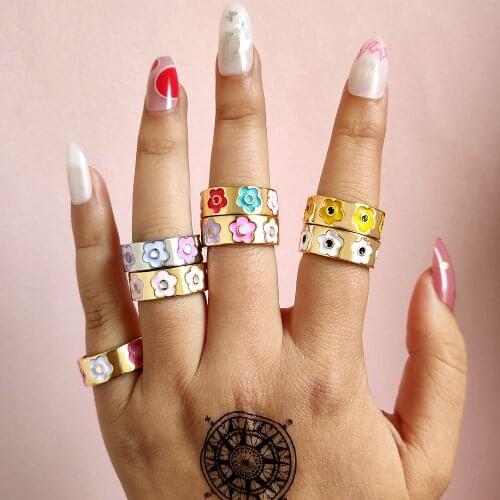 JUST FEEL Cute Sweet Colorful Enamel Flower Rings for Women Gold en Carved Geometric Round Metal Ring Fashion 2021Best Jewelry