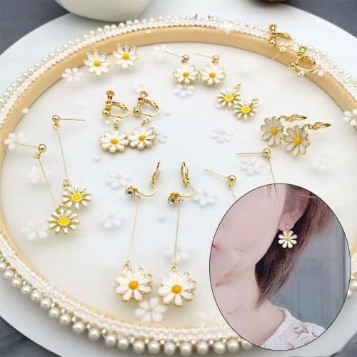 Fashion Flowers Stud Earrings Korean Metal White Little Daisy Earrings Female Girls Party Wedding Ear Jewelry Gift