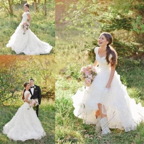 2020 Country Western A Line Wedding Dresses V Neck Short Sleeves Organza Tiered Lace Appliques Sweep Train Bridal Wedding Gowns