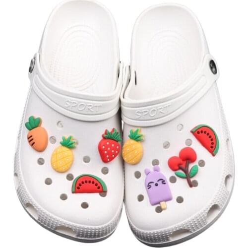 Hole Slippers Shoe Buckle Anime Cute Chars Croc Watermelon Carrot Decoration Designer Accesoire Garden Shoe Decoration Kid Gift