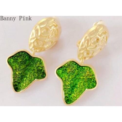 Cute Green Leaf Pendant Clip Earrings For Women Chunky Metal Dangle Clip Earrings Fashion Ear Jewelry Pendientes Bijoux Femme