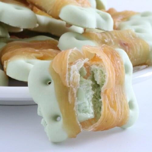 New Arrival Dog snacks Chicken twisted in biscuit clean teeth good palatability small medium large Dog Food Training reward