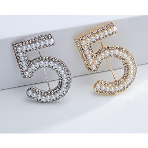New Rhinestone Number 5 Brooch Pin Pearl Crystal Lapel Pins Suit Shirt Badge Party Jewelry Gifts for Women Accessories