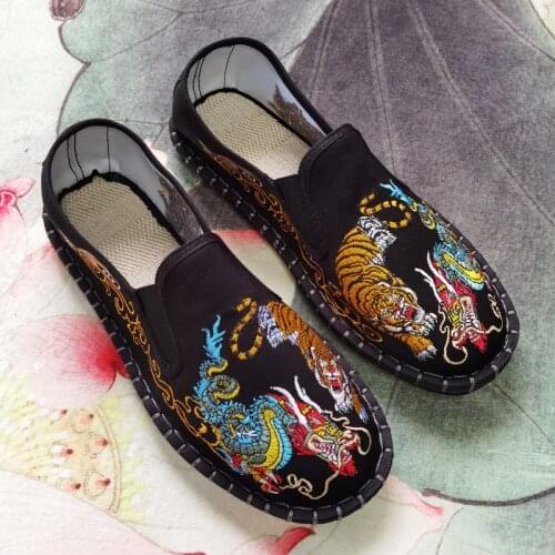 Classic Dragon Tiger Embroidered Shoes Men China Style Casual Loafers Men Plimsolls Tiger Flat Men Slip On Shoes zapatos de lona