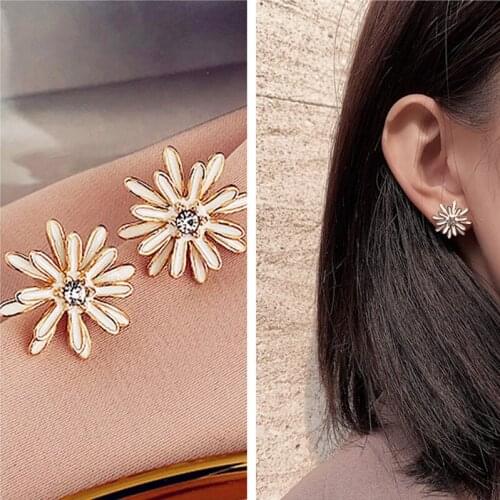 2020 Temperament Flowers Stud Earrings Fashion Metal White Earrings Female Girls Party Wedding Ear Jewelry