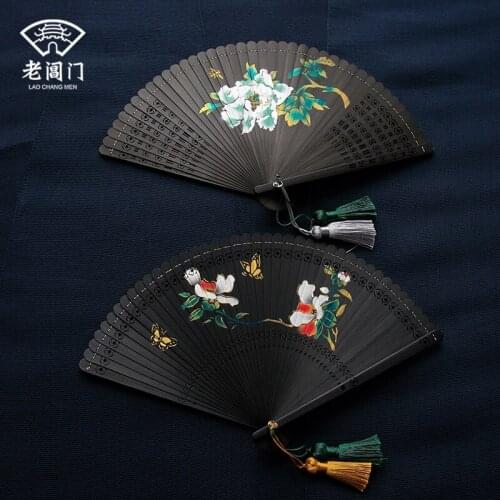 Door of carve patterns or designs on woodwork antique fan fan classical Chinese womens small mini portable folding fan