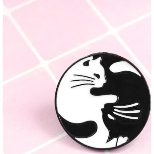 Round Cat Badge Brooch Retro Black cat White cat Gossip Angel Couple Cat Denim Knit Enamel Pin Lovers and Child Friends Gifts