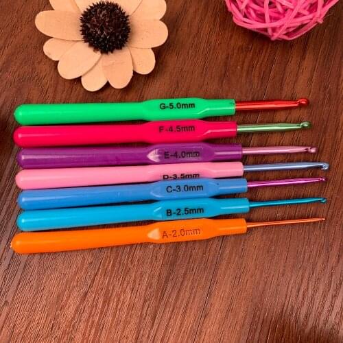 Free Shipping Plastic handle aluminum crochet hooks 7pcs a set, size 2.0-5.0mm crafts crochet for DIY knitting/needlework
