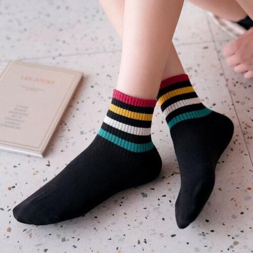 New Wholesale Classic Winter Autumn Soft Cotton Warm Woman Exquisite Colorful Stripes Daily Street Fashion Sports Crew Socks