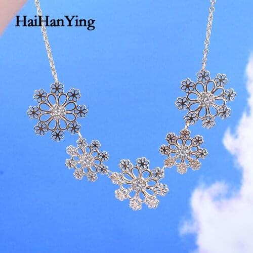 New Flower Geometric Rhinestone Collar Necklace for Womens Fashion Simple and Exquisite Girl Jewelry Party Gift