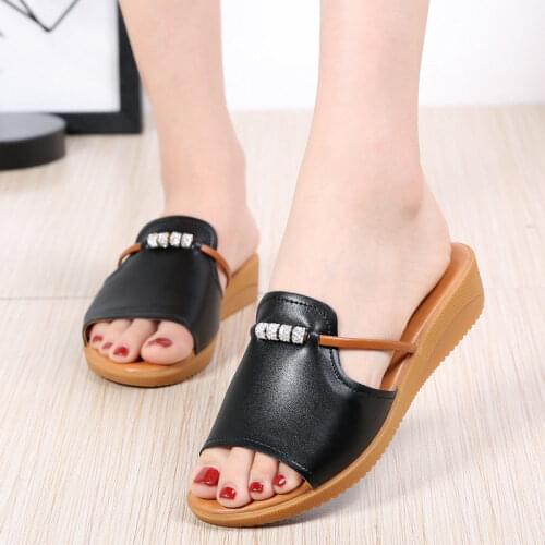 2021 Summer Women Sandals Leather Soft Bottom New Fashion Comfortable Sandals Mother Shoes Drag Rhinestone Sandals Women